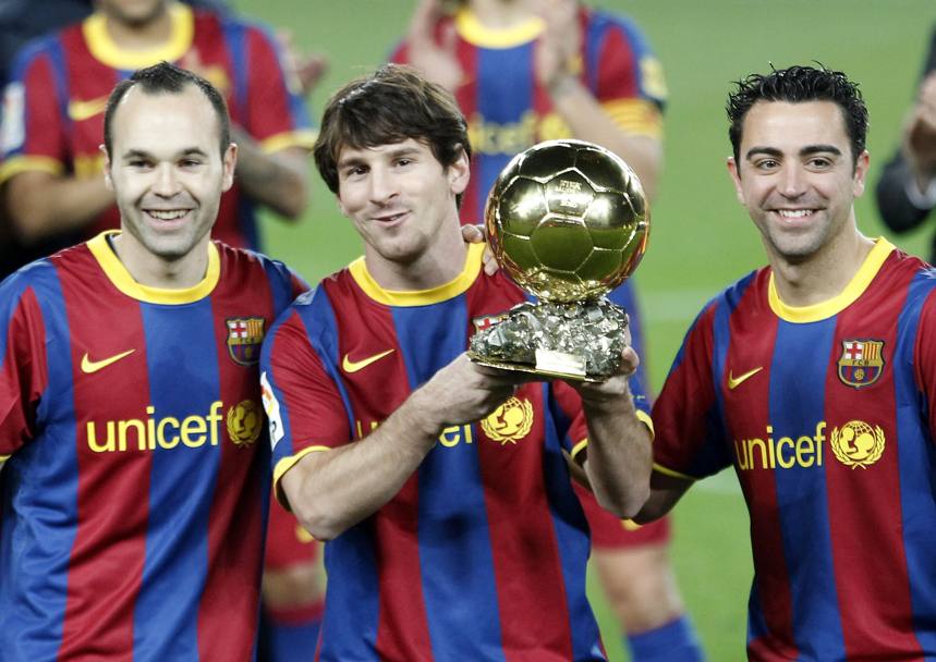 Messi con il suo terzo Pallone d&#39;Oro 2011 (Reuters)